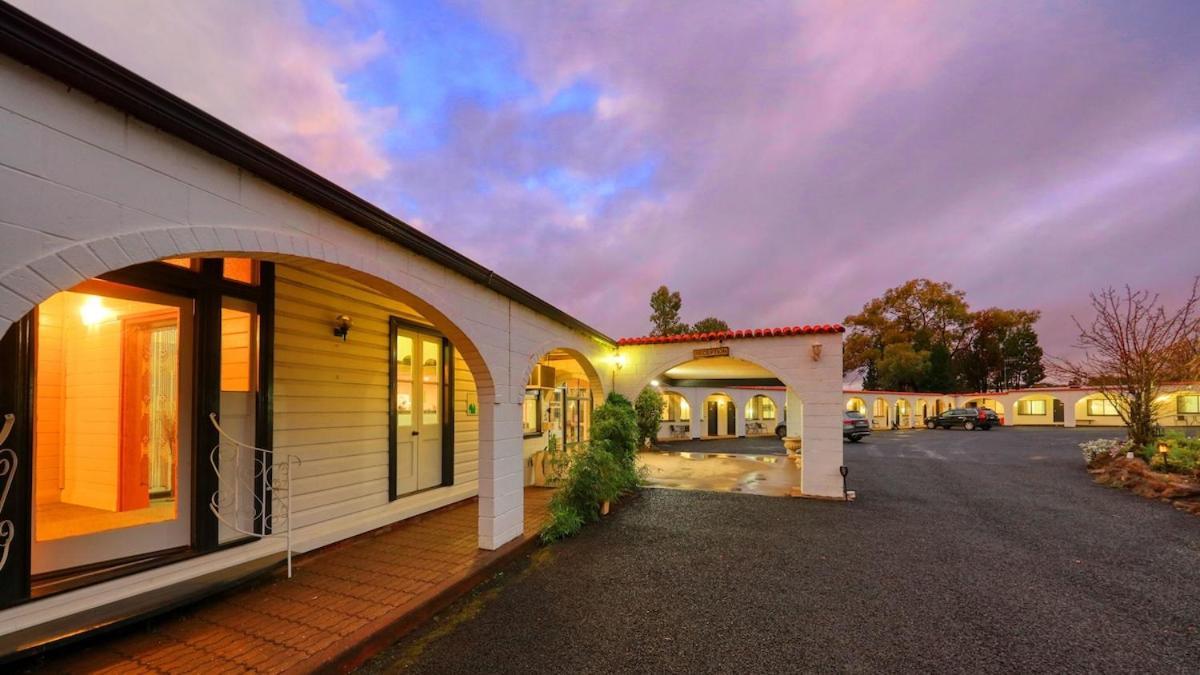 Azalea Motel Кунабарабран Экстерьер фото