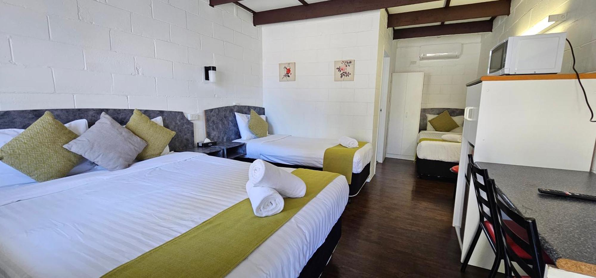 Azalea Motel Кунабарабран Экстерьер фото