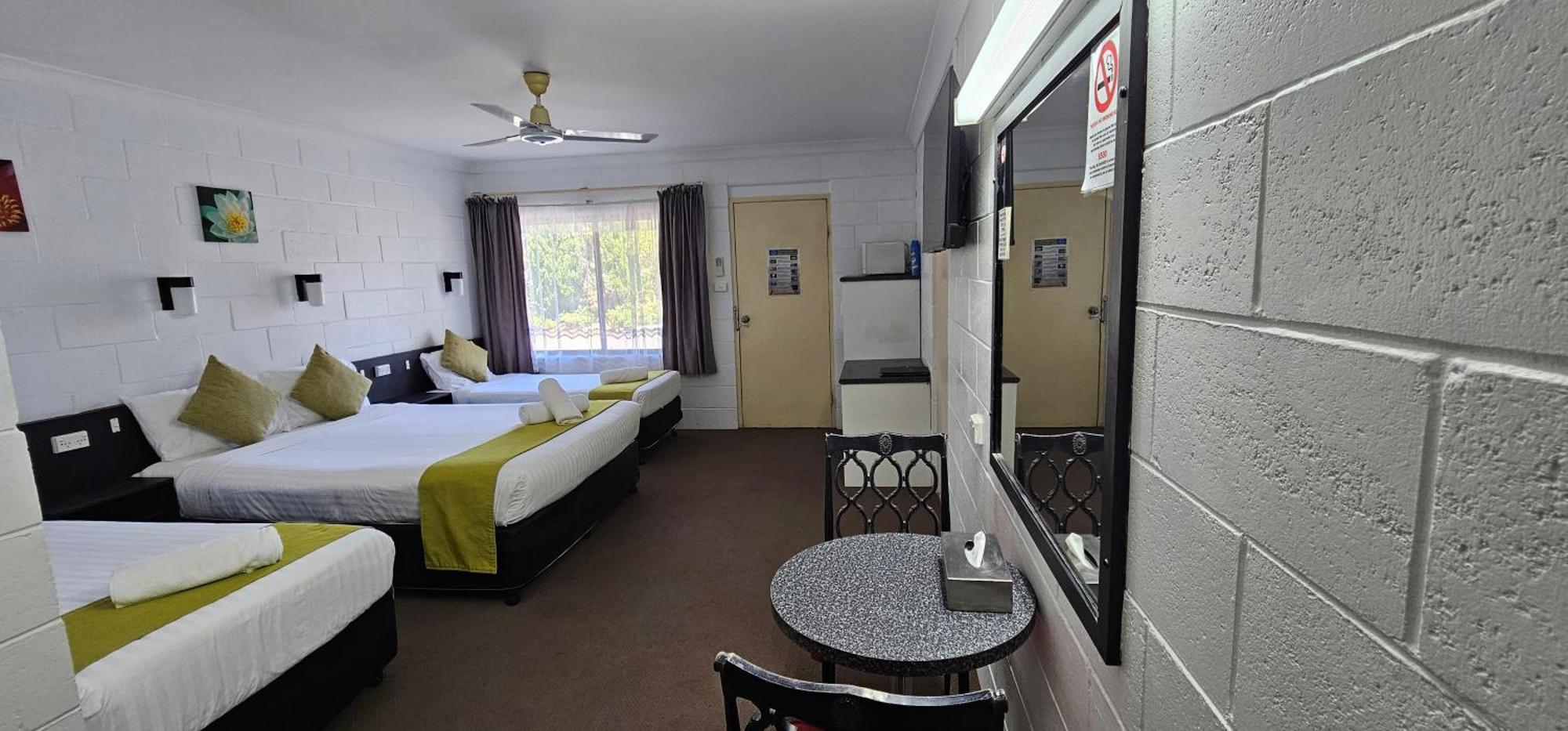 Azalea Motel Кунабарабран Экстерьер фото