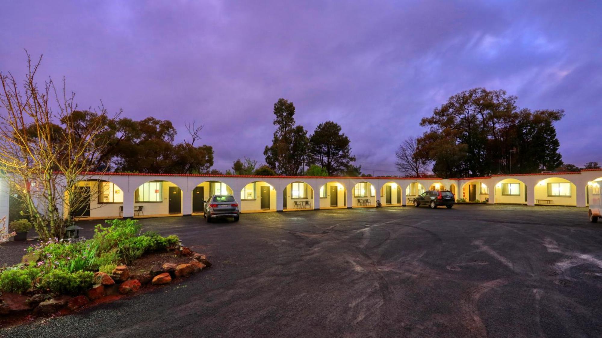 Azalea Motel Кунабарабран Экстерьер фото